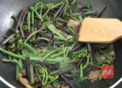 蕨菜炒腊肉的做法图解8