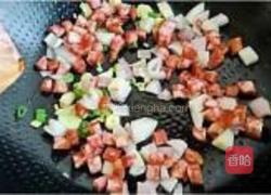 土豆洋葱香肠丁的做法图解3