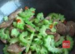 苦瓜炒腊肠的做法图解10