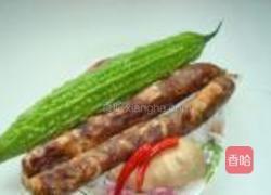 苦瓜炒腊肠的做法图解1