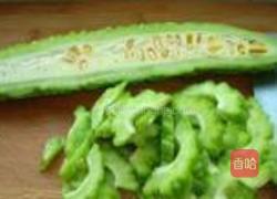 苦瓜炒腊肠的做法图解4