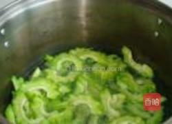 苦瓜炒腊肠的做法图解5