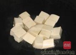 香肠炒豆腐的做法图解3