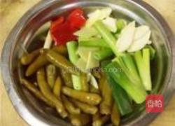 泡椒炒牛肉的做法图解2
