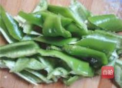 青椒炒小豆饼的做法图解2