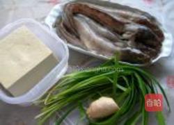 鲶鱼炖豆腐的做法图解1