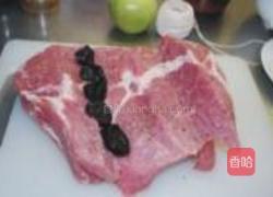 夹心肉卷李子的做法图解1