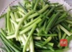 蒜苗小炒肉的做法图解1