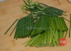 韭菜花炒虾仁的做法图解3