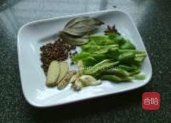 辣椒炒肉的做法图解1