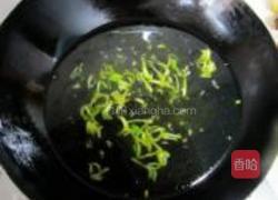 胡萝卜芹菜叶面条的做法图解3