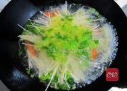 胡萝卜芹菜叶面条的做法图解5