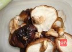 香菇扒油菜的做法图解1