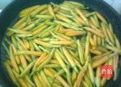 鲜黄花菜滑肉丝的做法图解1