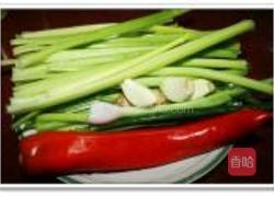 芹菜泡椒炒牛肉的做法图解1