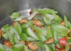 西芹炒腰果的做法图解6