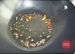 家常肥肠砂锅的做法图解1