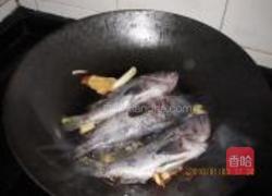 原汁焖黑鱼的做法图解3