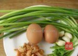 鸡蛋海米炖蒜薹的做法图解1