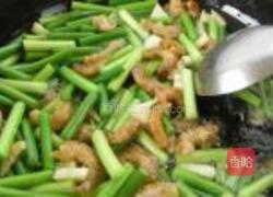 鸡蛋海米炖蒜薹的做法图解4