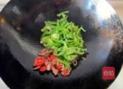 大辣椒炒黑米饭的做法图解4