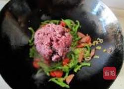 大辣椒炒黑米饭的做法图解5