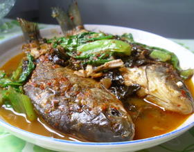 苏子叶泡菜烧鲫鱼