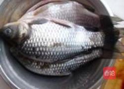 苏子叶泡菜烧鲫鱼的做法图解2