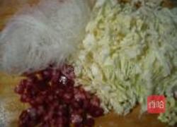腊肠包菜炒粉丝的做法图解1