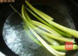 芹菜木耳的做法图解1