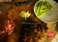 芹菜木耳的做法图解3