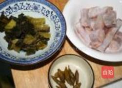 山寨酸菜鲨鱼块的做法图解1