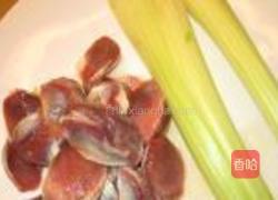 米椒西芹爆菌花的做法图解1