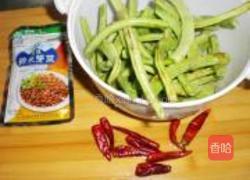 香菇芽菜煸芸豆的做法图解1