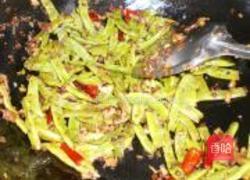 香菇芽菜煸芸豆的做法图解7