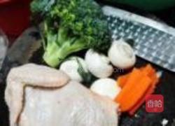 西兰花炒鸡的做法图解1