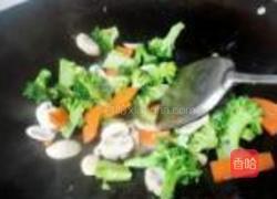 西兰花炒鸡的做法图解4