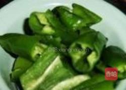 虎皮尖椒炒藕片的做法图解2