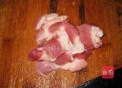 猪肉炒蕨菜的做法图解1