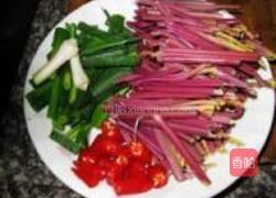 猪肉炒蕨菜的做法图解2