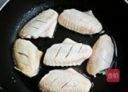 红酒栗子烧鸡翅的做法图解3