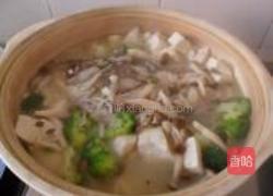 蟹味菇鱼头豆腐煲的做法图解12