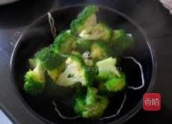 蟹味菇鱼头豆腐煲的做法图解4