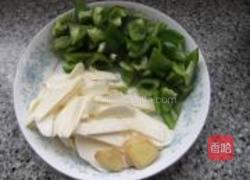 青椒茭白炒鸡肫的做法图解3