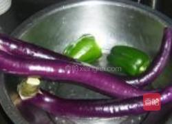 红烧甜椒茄块的做法图解1