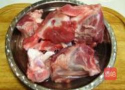 大骨炖萝卜的做法图解1