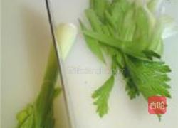 芹菜炒黑木耳的做法图解2