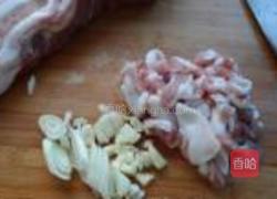 红蘑蒜苔的做法图解3