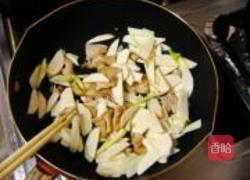 茭白煨面筋的做法图解3