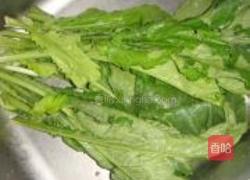 萝卜叶炒火腿的做法图解1